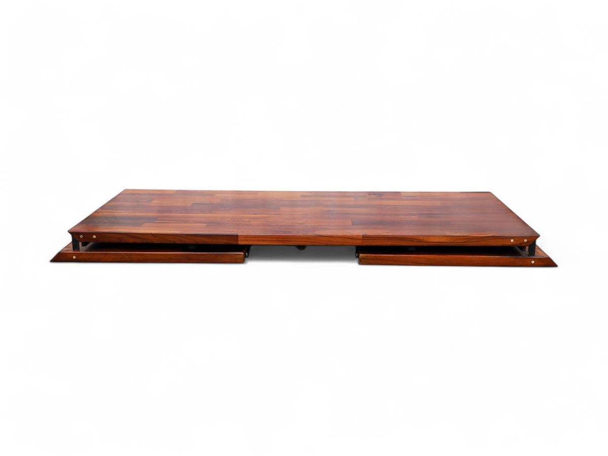 Escritorio moderno brasileño en madera dura con archivador, Jorge Zalszupin, años 60 en venta 3