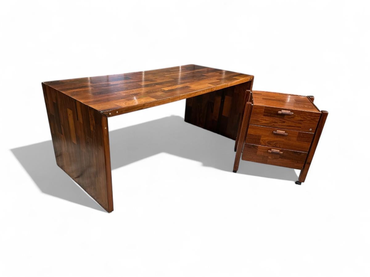 Escritorio moderno brasileño en madera dura con archivador, Jorge Zalszupin, años 60 en Bueno estado para la venta en New York, NY