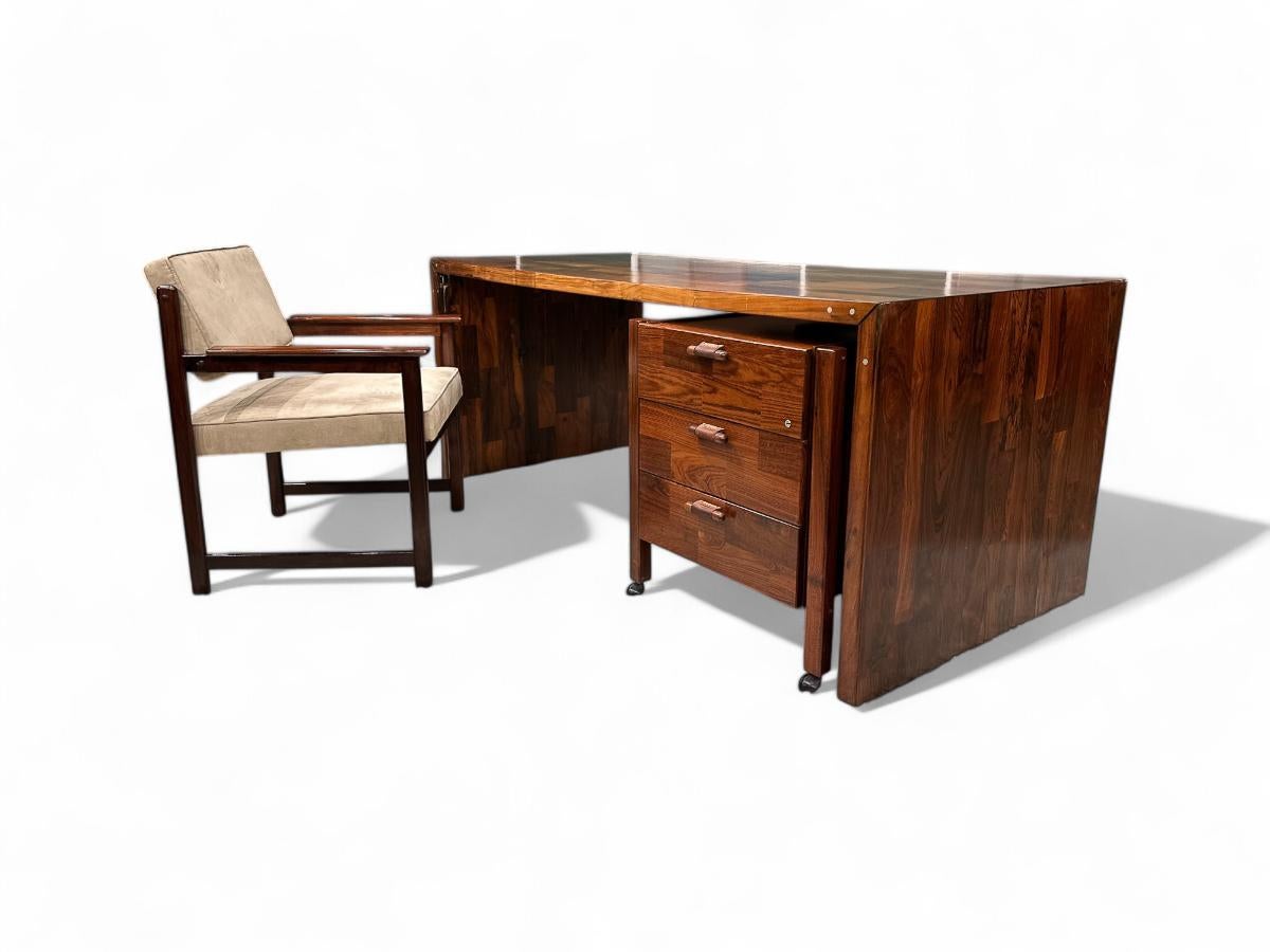 Escritorio moderno brasileño en madera dura con archivador, Jorge Zalszupin, años 60 Madera dura en venta