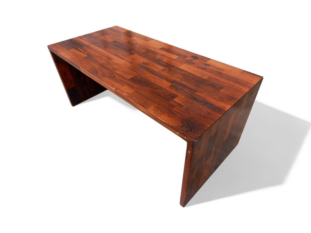 Escritorio moderno brasileño en madera dura con archivador, Jorge Zalszupin, años 60 en venta 1