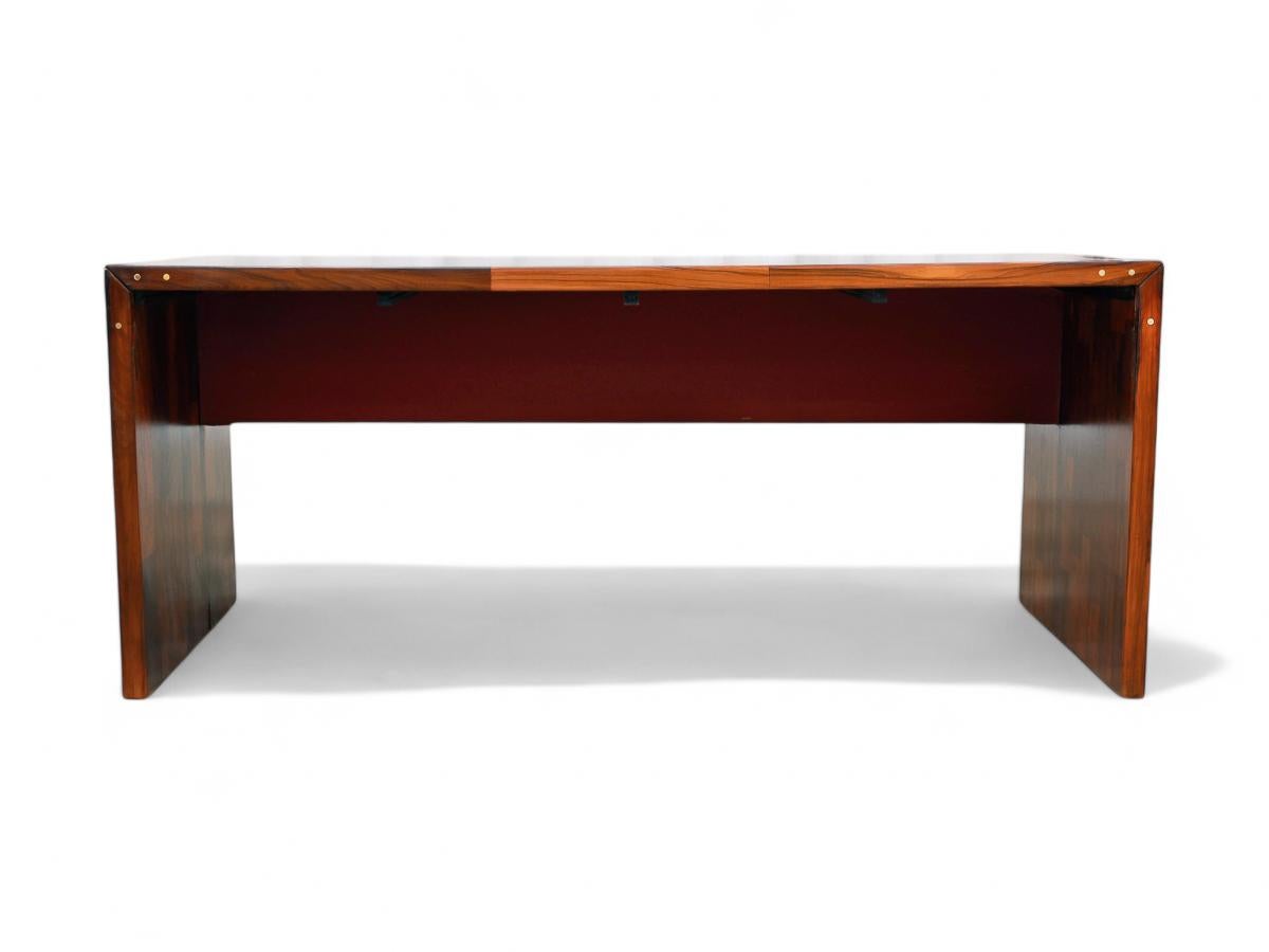 Escritorio moderno brasileño en madera dura con archivador, Jorge Zalszupin, años 60 en venta 2