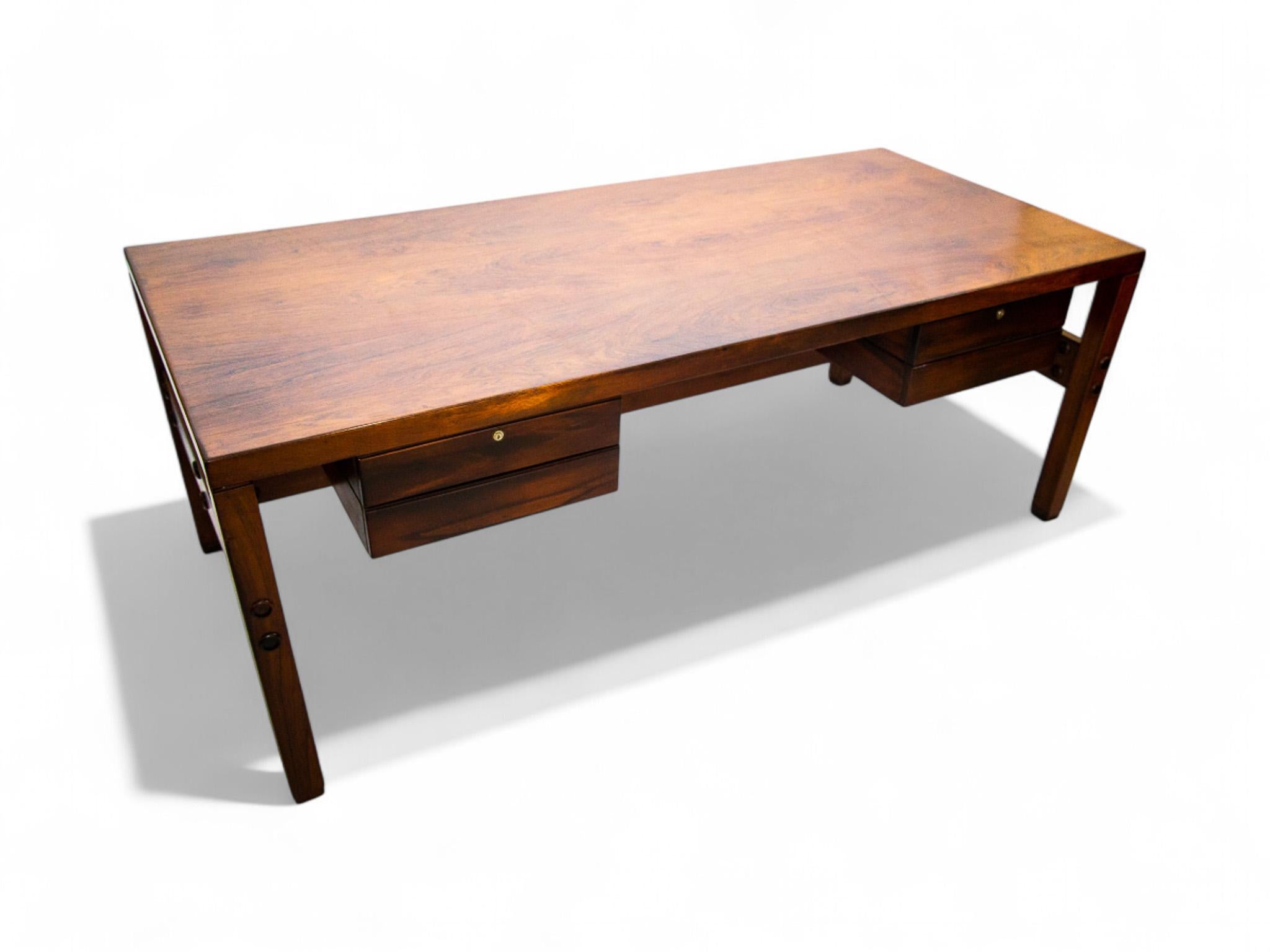 Escritorio moderno brasileño en madera dura con cajones flotantes, Sergio Rodrigues, años 60 siglo XX en venta