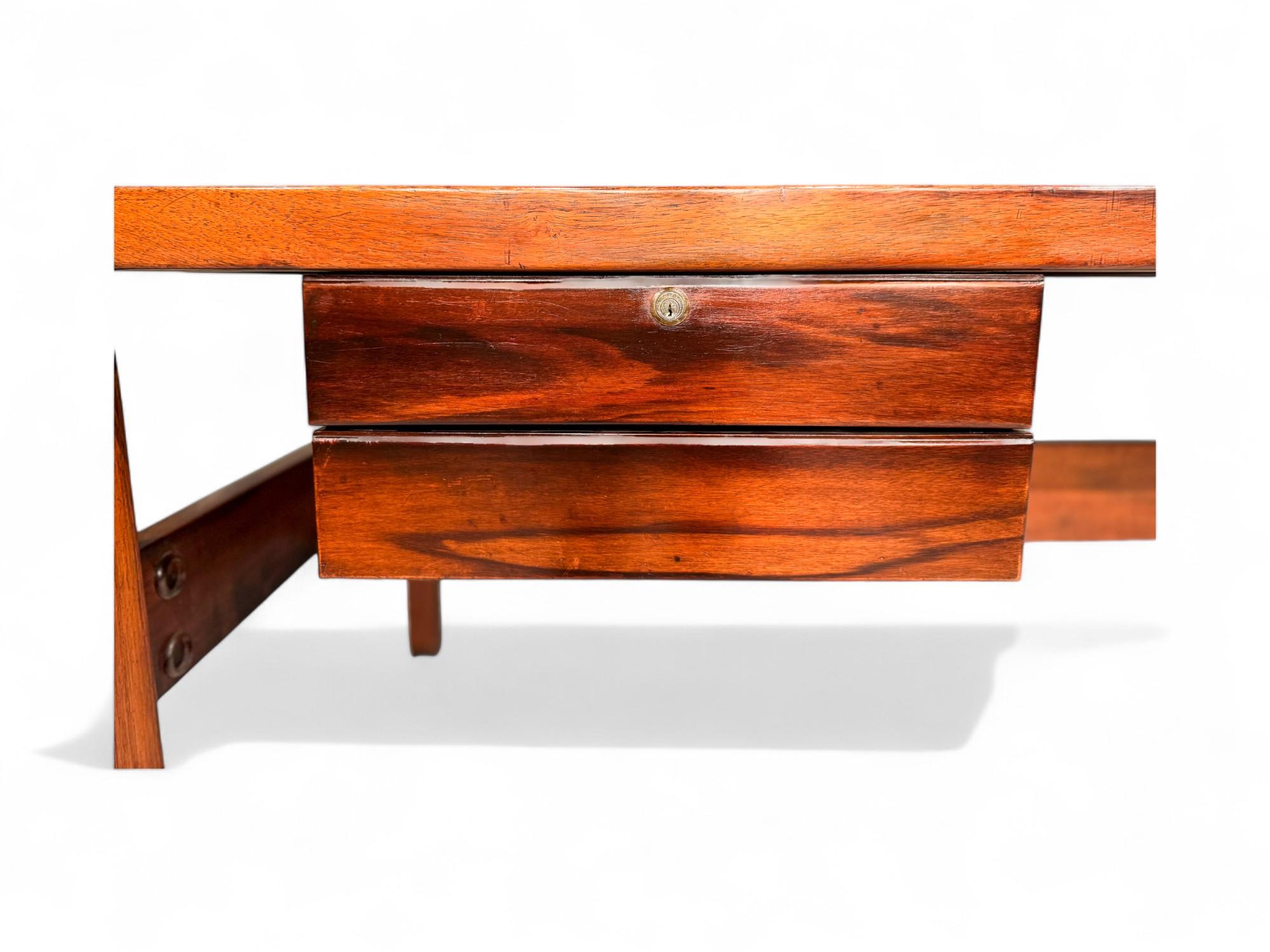 Moderner brasilianischer Schreibtisch aus Hartholz mit schwebenden Schubladen, Sergio Rodrigues, 1960er Jahre im Angebot 3