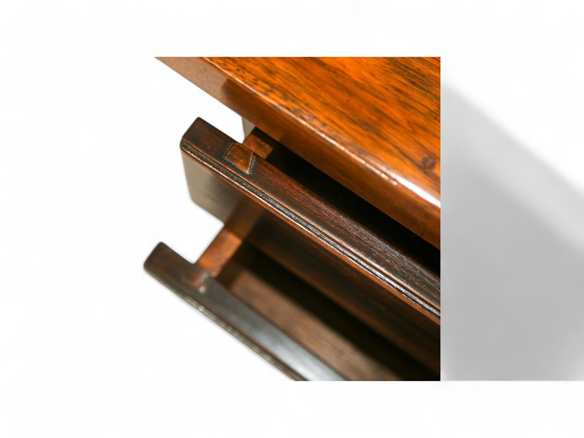 Escritorio moderno brasileño en madera dura con cajones flotantes, Sergio Rodrigues, años 60 en venta 3