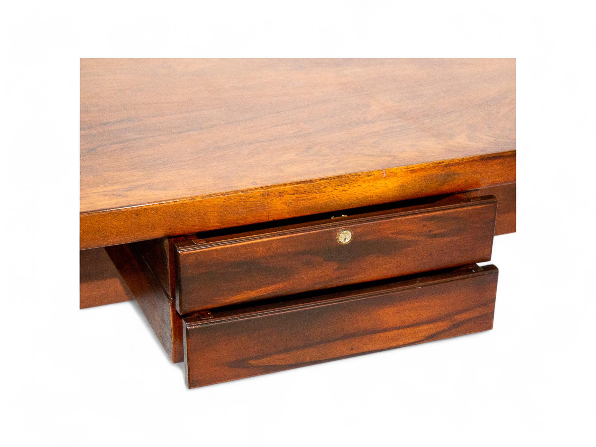 Escritorio moderno brasileño en madera dura con cajones flotantes, Sergio Rodrigues, años 60 en venta 1