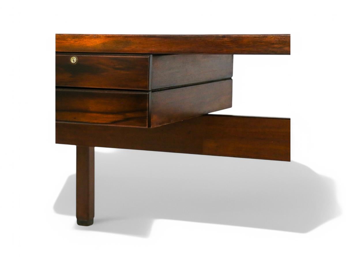 Escritorio moderno brasileño en madera dura con cajones flotantes, Sergio Rodrigues, años 60 en venta 5