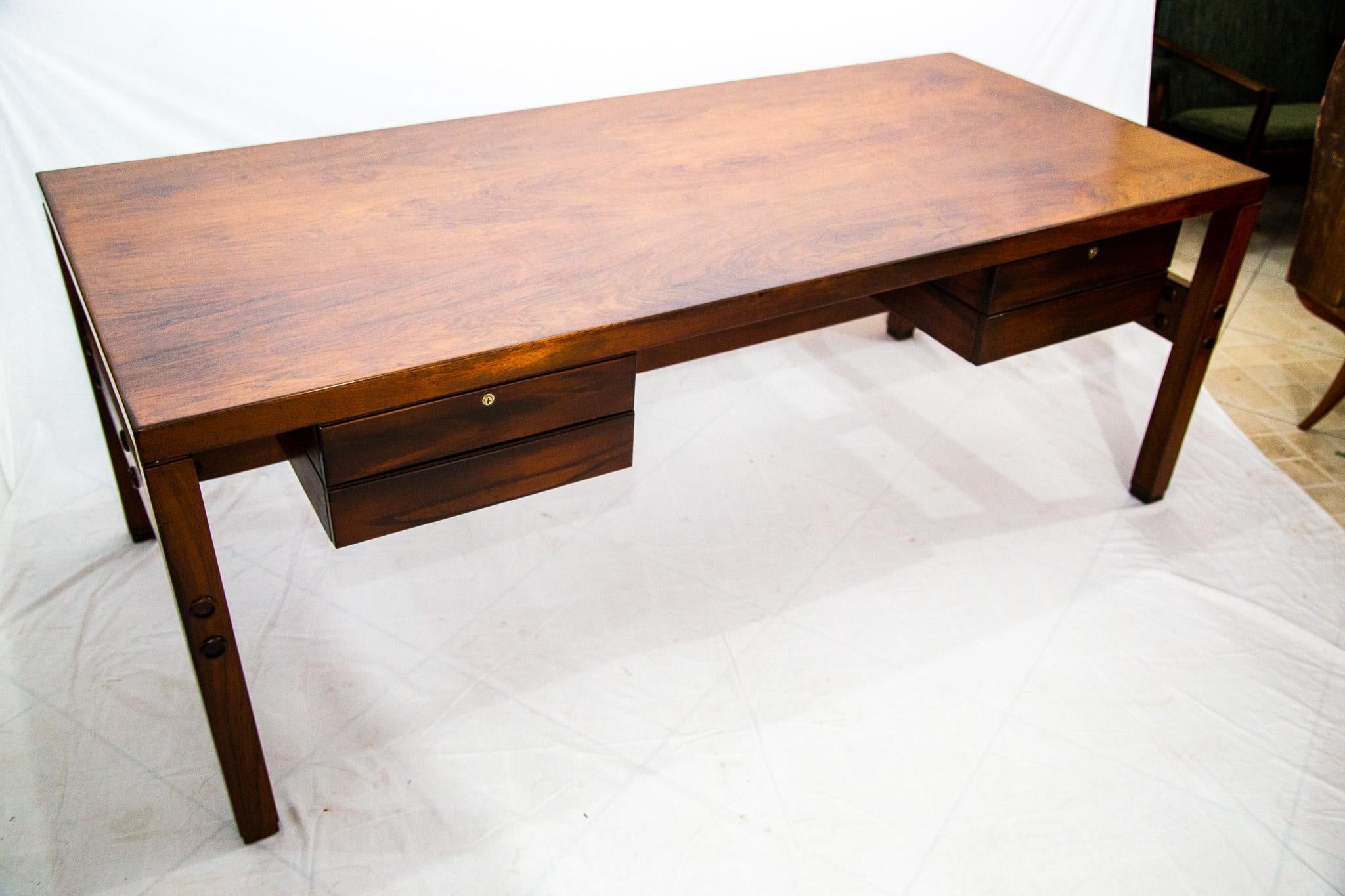 Brazilian Modern Desk in Hardwood with Floating Drawers, Sergio Rodrigues, 1960s For Sale 4