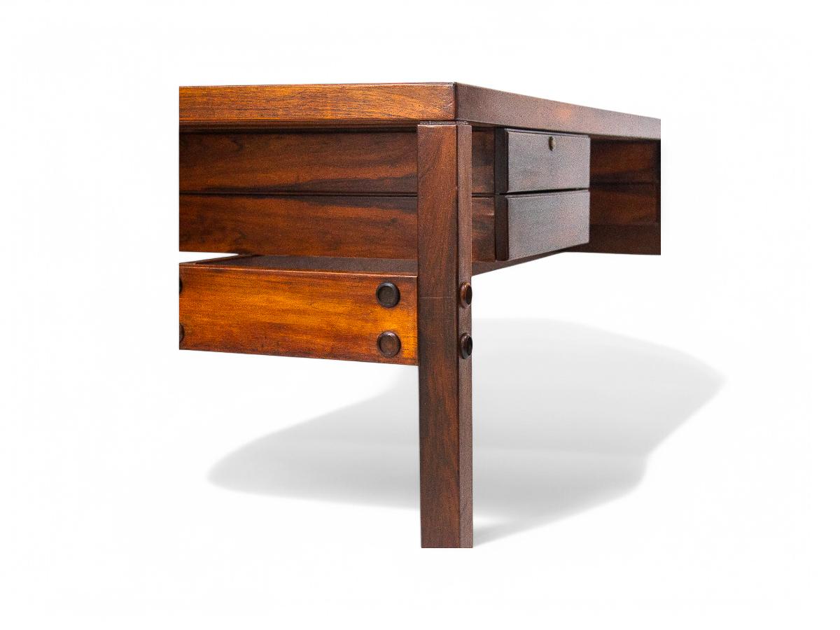 Escritorio moderno brasileño en madera dura con cajones flotantes, Sergio Rodrigues, años 60 en venta 6