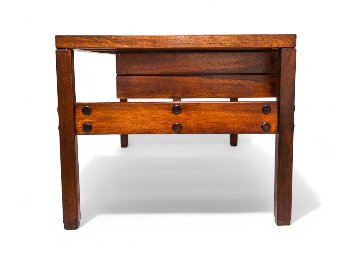 Escritorio moderno brasileño en madera dura con cajones flotantes, Sergio Rodrigues, años 60 en venta 7