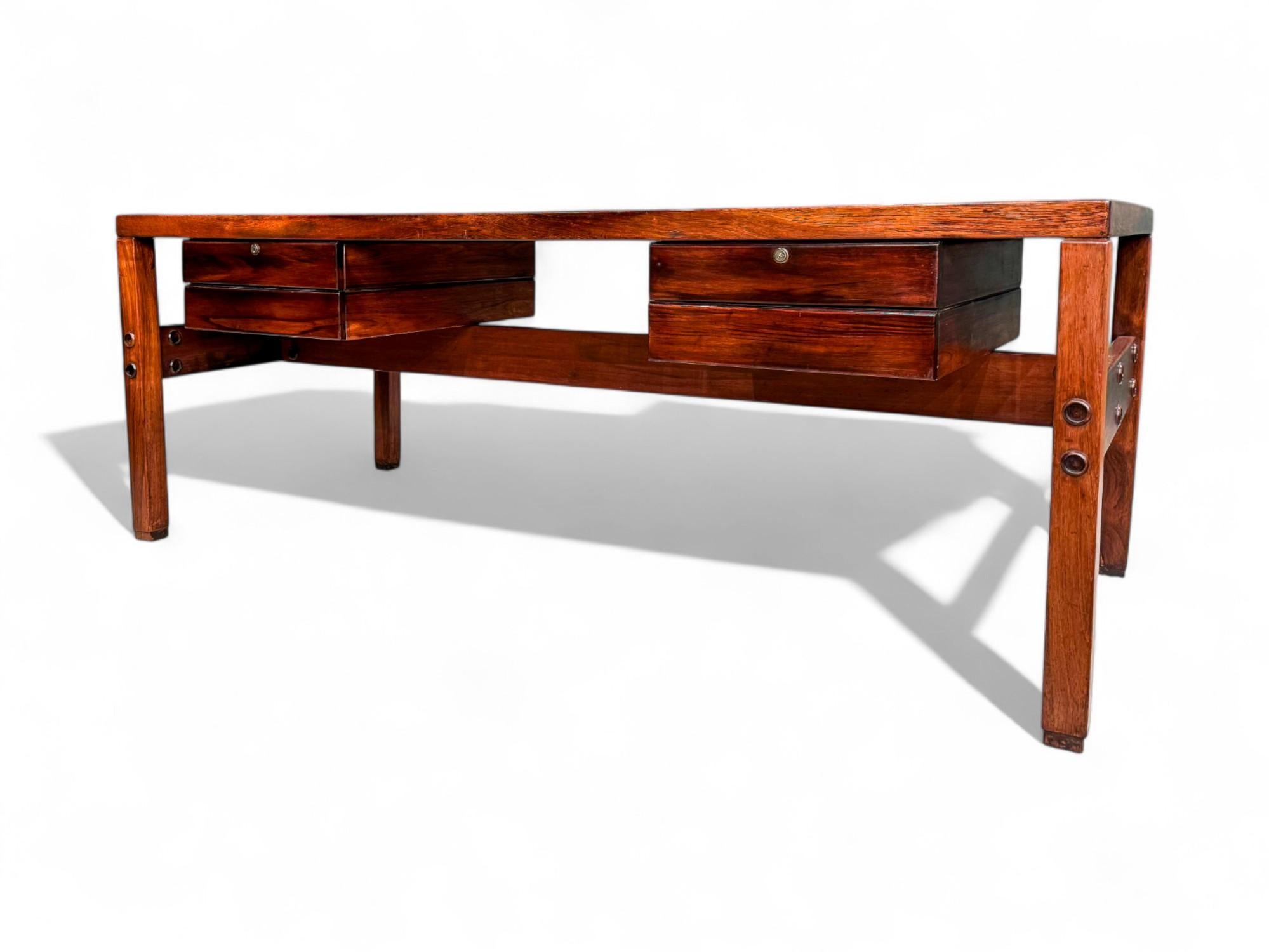 Dieser herrliche Mid-Century Modern-Schreibtisch aus Hartholz und Chrom von Sergio Rodrigues aus den Sechzigerjahren ist das Fundstück des Jahres!

Der Schreibtisch ist aus massivem Palisander und Palisanderfurnier gefertigt und verfügt über vier
