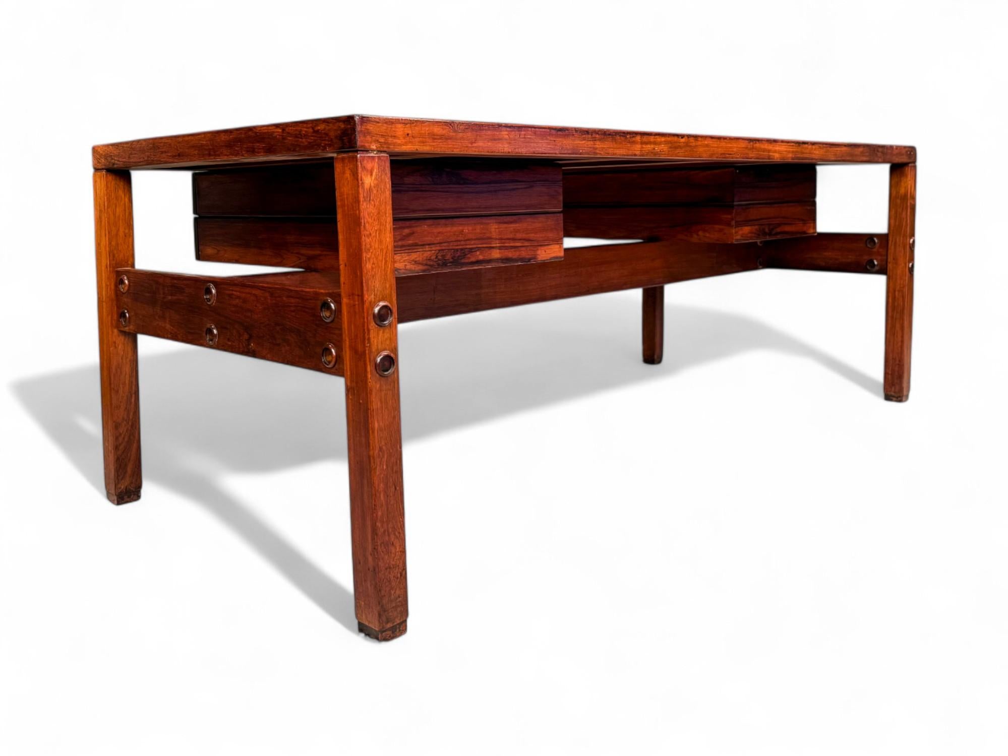 Moderner brasilianischer Schreibtisch aus Hartholz mit schwebenden Schubladen, Sergio Rodrigues, 1960er Jahre (Moderne der Mitte des Jahrhunderts) im Angebot