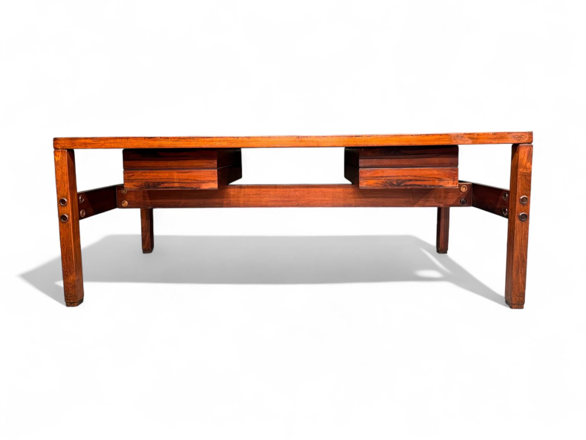 Moderner brasilianischer Schreibtisch aus Hartholz mit schwebenden Schubladen, Sergio Rodrigues, 1960er Jahre (Holzarbeit) im Angebot