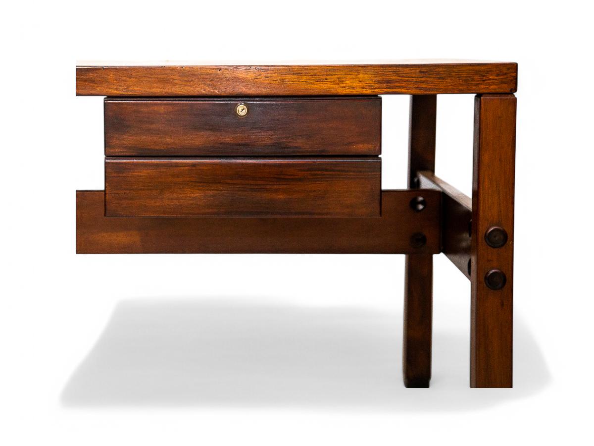 Escritorio moderno brasileño en madera dura con cajones flotantes, Sergio Rodrigues, años 60 en Bueno estado para la venta en New York, NY