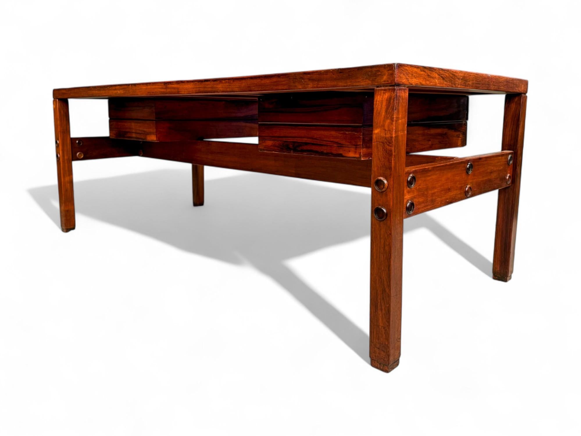 Moderner brasilianischer Schreibtisch aus Hartholz mit schwebenden Schubladen, Sergio Rodrigues, 1960er Jahre im Zustand „Gut“ im Angebot in New York, NY