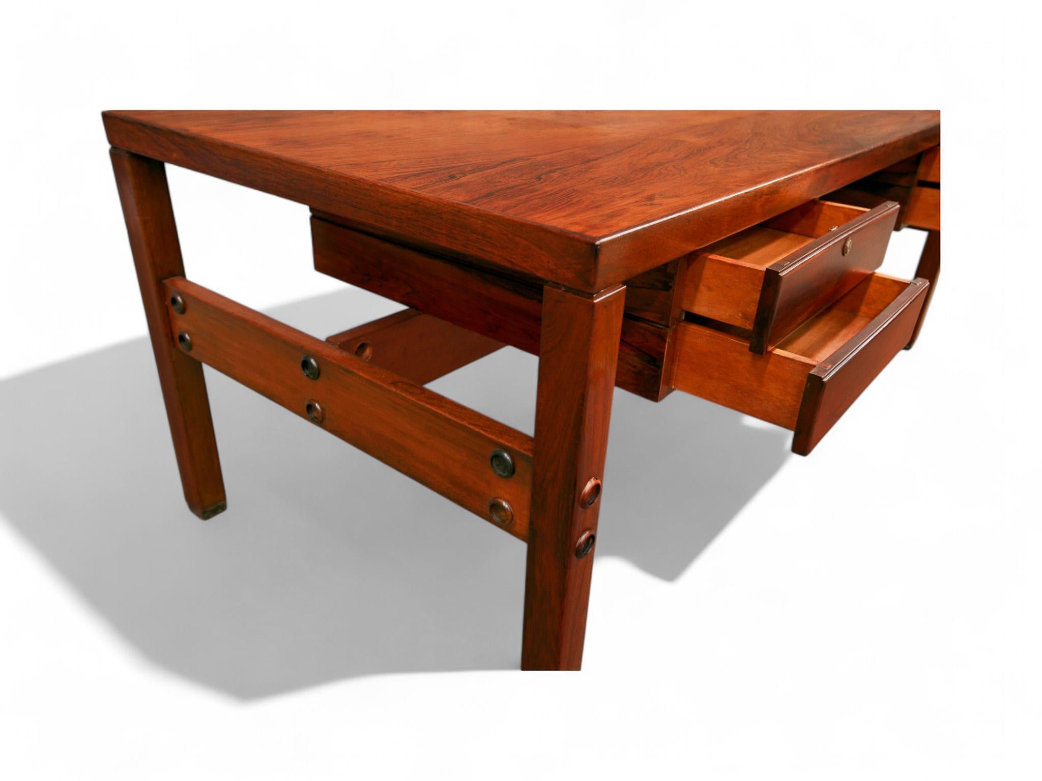 Escritorio moderno brasileño en madera dura con cajones flotantes, Sergio Rodrigues, años 60 en venta 2