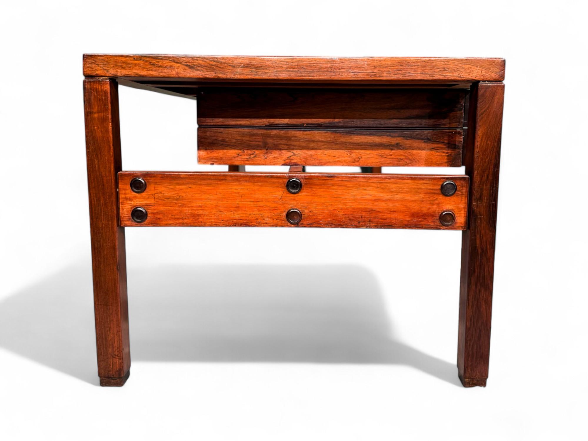 Moderner brasilianischer Schreibtisch aus Hartholz mit schwebenden Schubladen, Sergio Rodrigues, 1960er Jahre (20. Jahrhundert) im Angebot