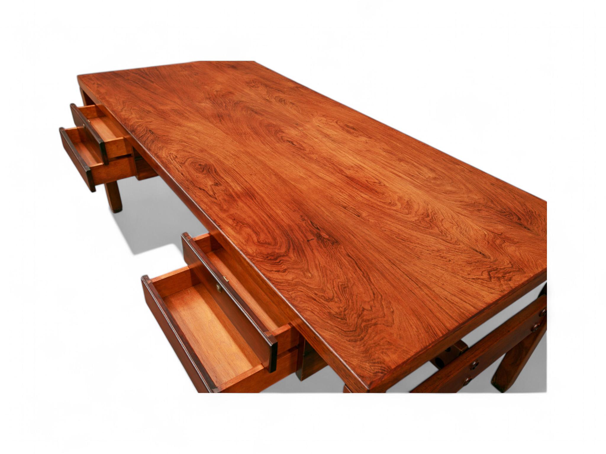 Escritorio moderno brasileño en madera dura con cajones flotantes, Sergio Rodrigues, años 60 Moderno de mediados de siglo en venta