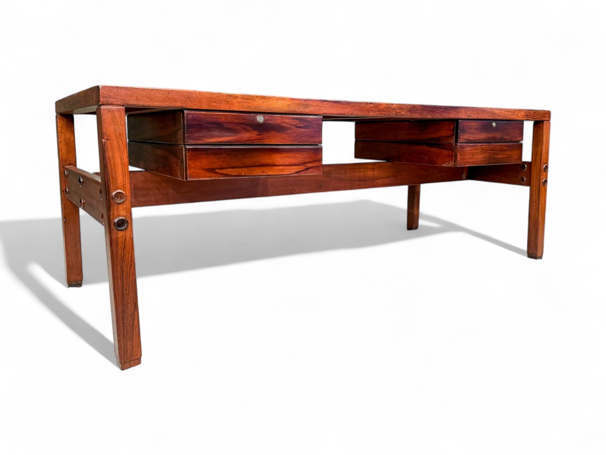 Moderner brasilianischer Schreibtisch aus Hartholz mit schwebenden Schubladen, Sergio Rodrigues, 1960er Jahre (Holz) im Angebot