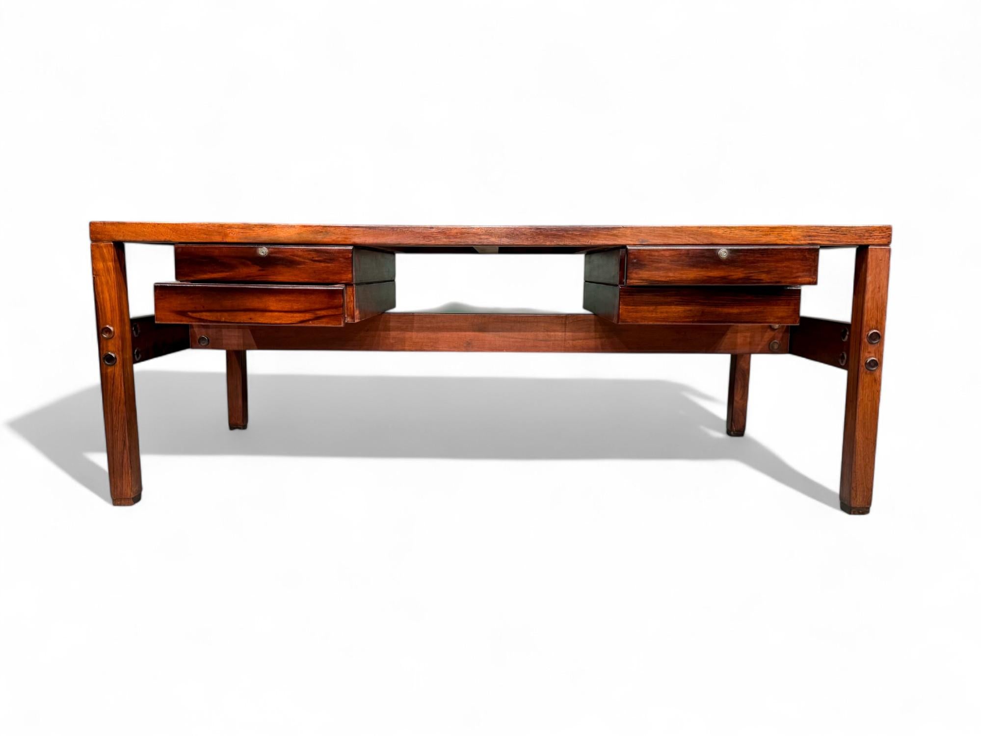 Moderner brasilianischer Schreibtisch aus Hartholz mit schwebenden Schubladen, Sergio Rodrigues, 1960er Jahre im Angebot 1