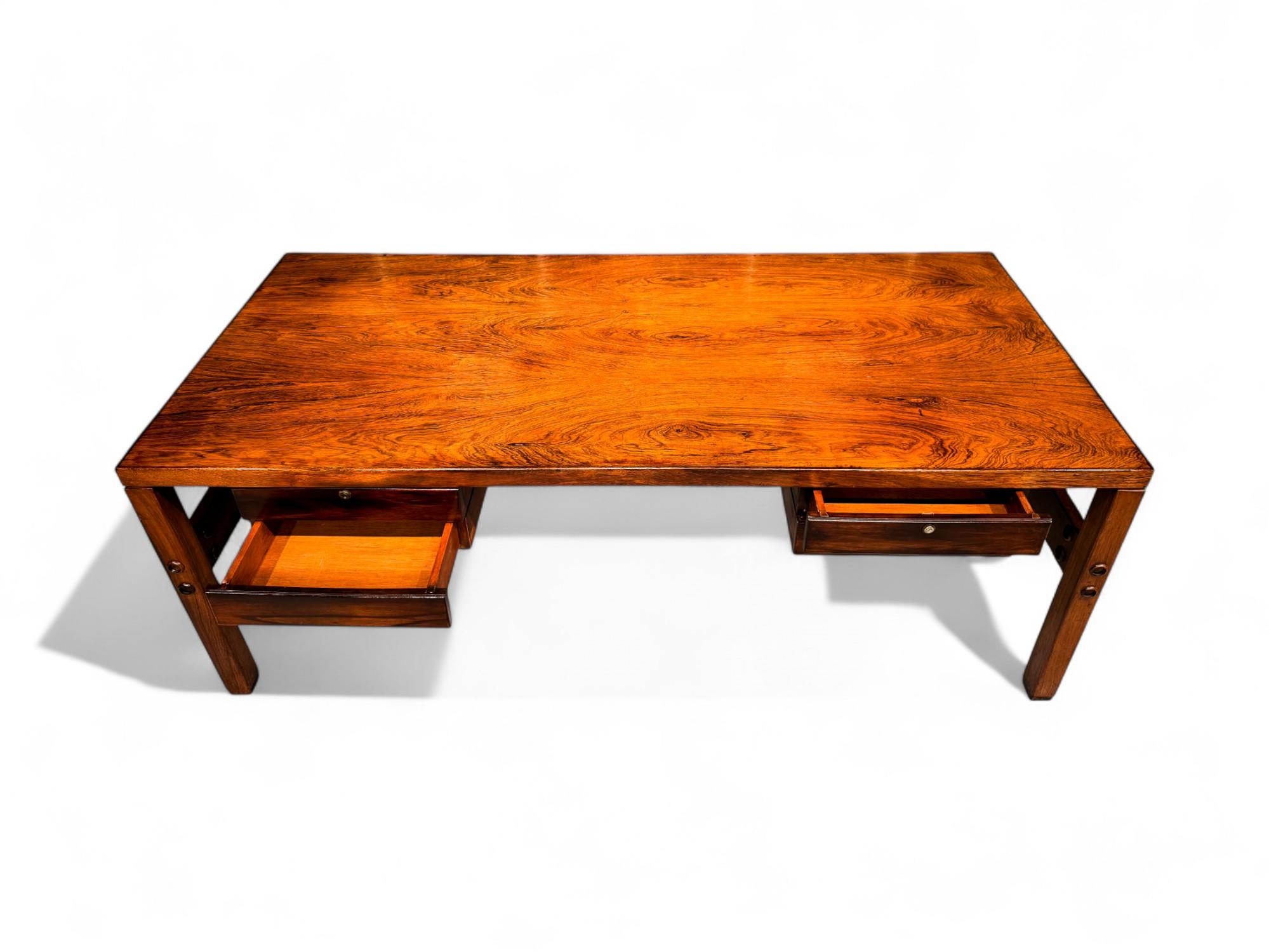 Moderner brasilianischer Schreibtisch aus Hartholz mit schwebenden Schubladen, Sergio Rodrigues, 1960er Jahre im Angebot 2