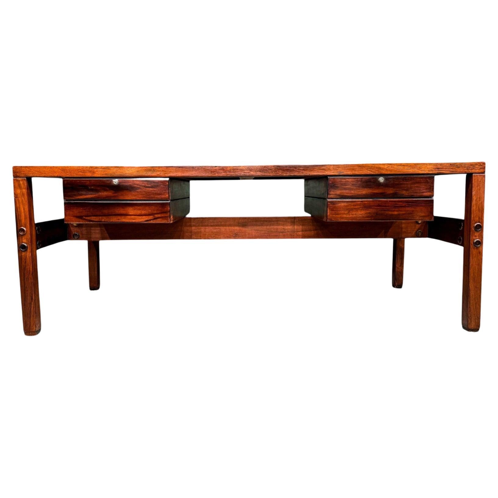 Moderner brasilianischer Schreibtisch aus Hartholz mit schwebenden Schubladen, Sergio Rodrigues, 1960er Jahre im Angebot