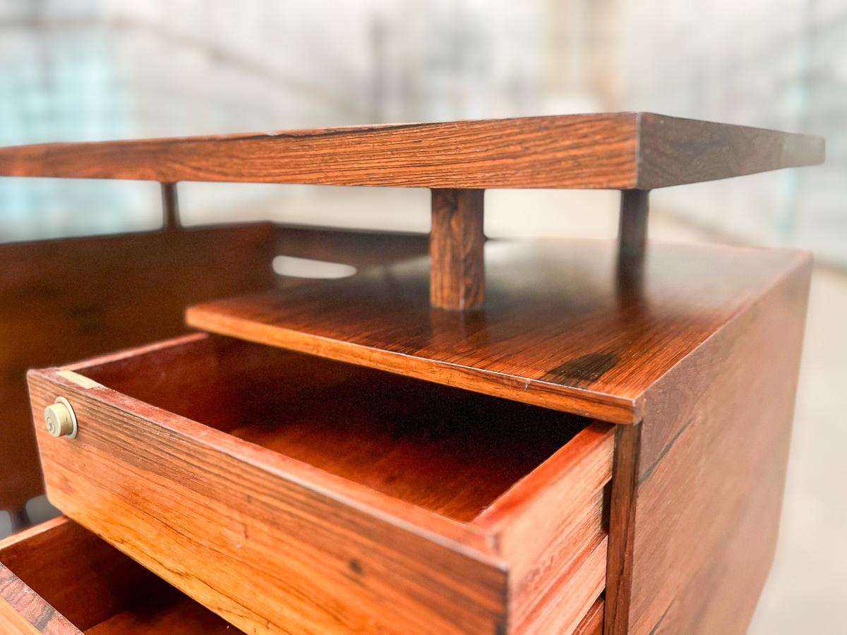 Escritorio moderno brasileño con ocho cajones en madera dura de Ava, años 60, Brasil en venta 2