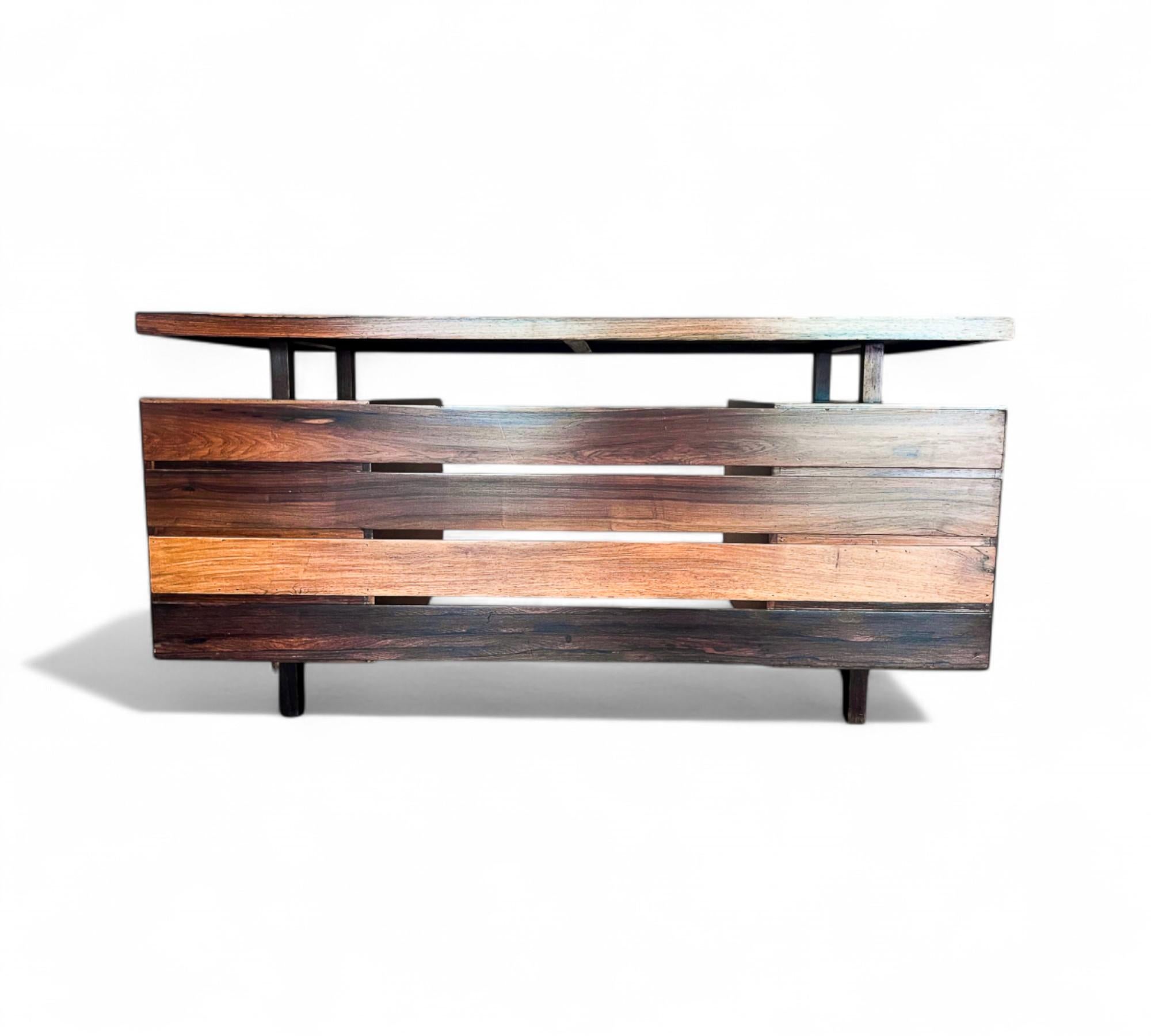 Scrivania moderna brasiliana con otto cassetti in legno duro di Ava, 1960, Brasile in vendita 2
