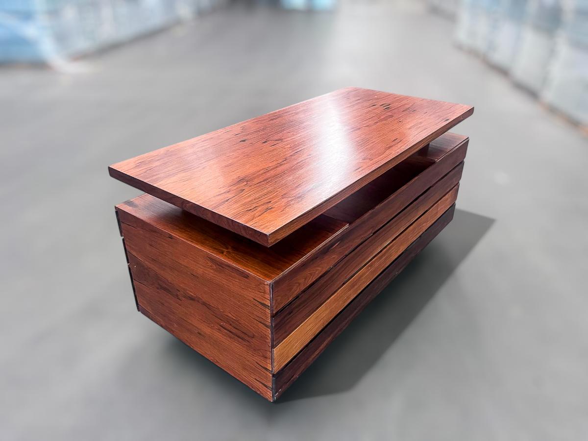 Escritorio moderno brasileño con ocho cajones en madera dura de Ava, años 60, Brasil en venta 3