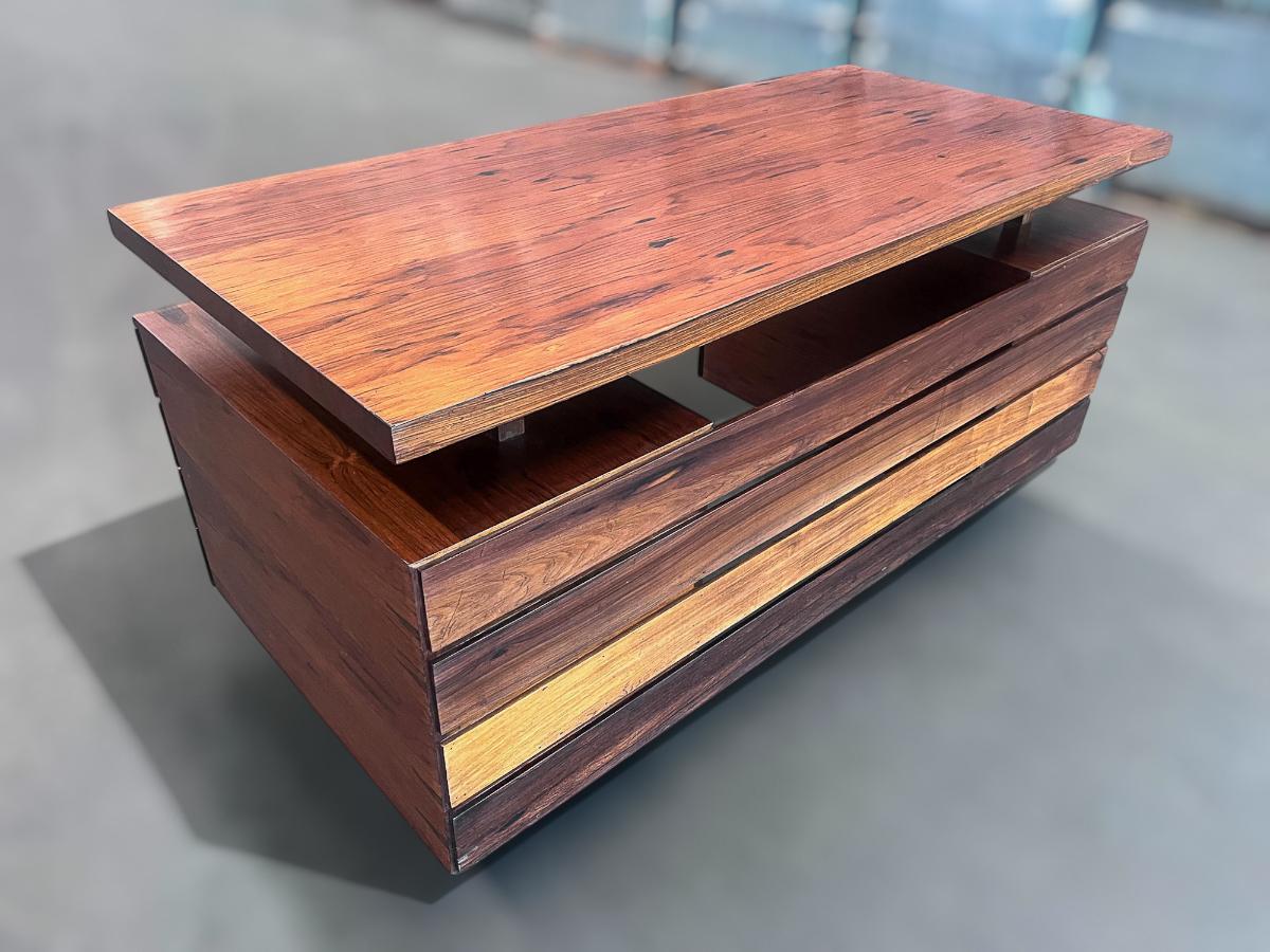 Escritorio moderno brasileño con ocho cajones en madera dura de Ava, años 60, Brasil en venta 5