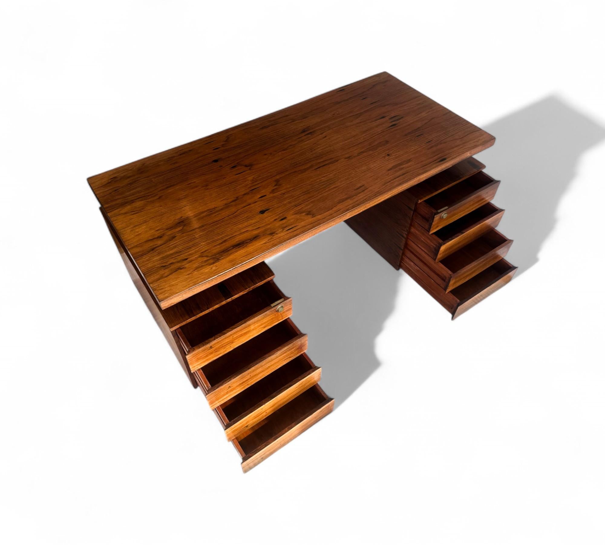 Scrivania moderna brasiliana con otto cassetti in legno duro di Ava, 1960, Brasile in vendita 5
