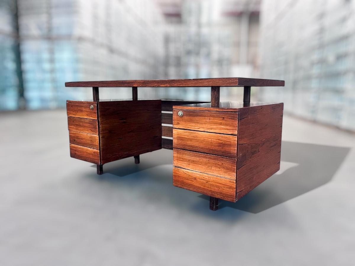 Escritorio moderno brasileño con ocho cajones en madera dura de Ava, años 60, Brasil Moderno de mediados de siglo en venta