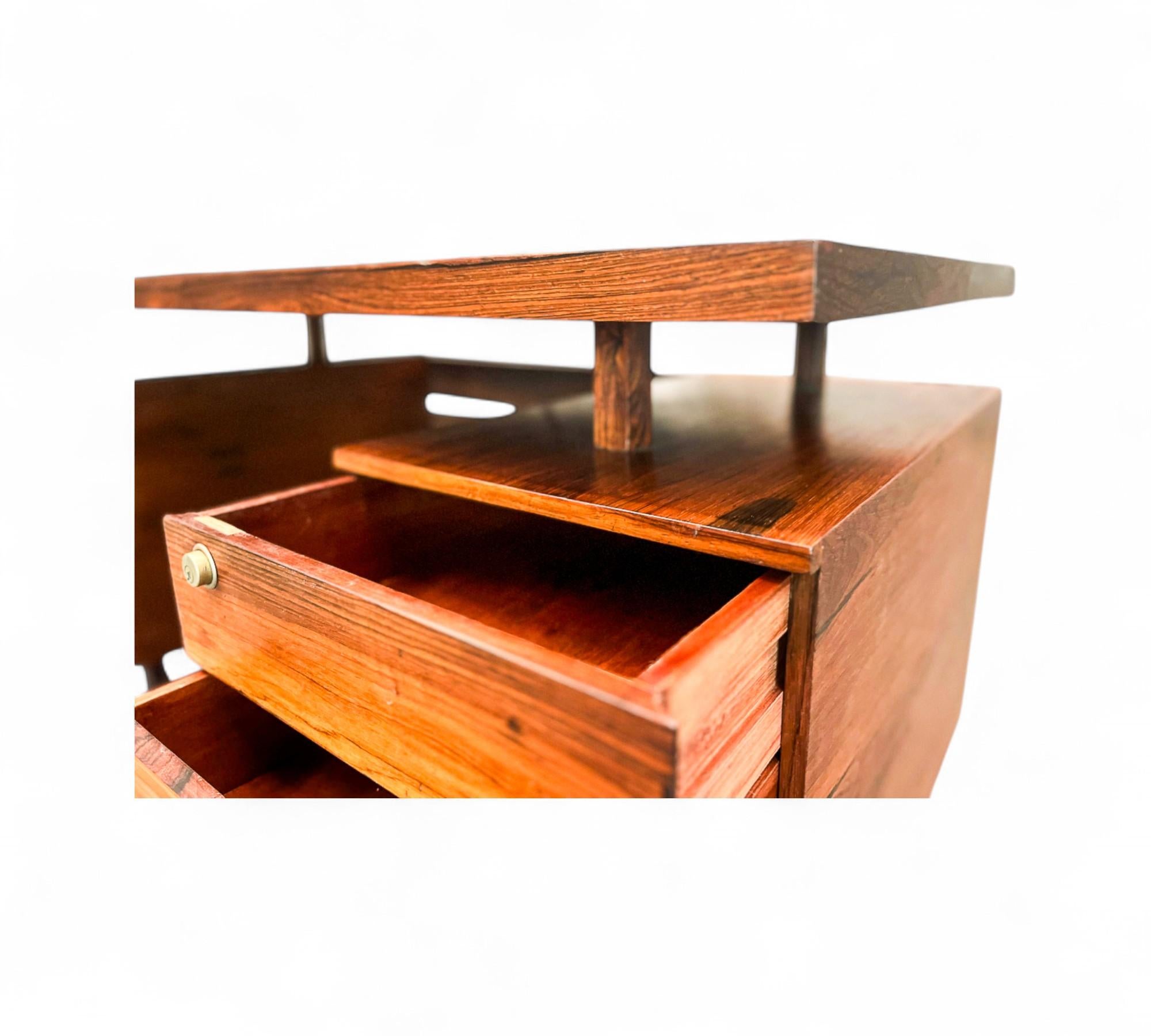 Mid-Century moderno Scrivania moderna brasiliana con otto cassetti in legno duro di Ava, 1960, Brasile in vendita