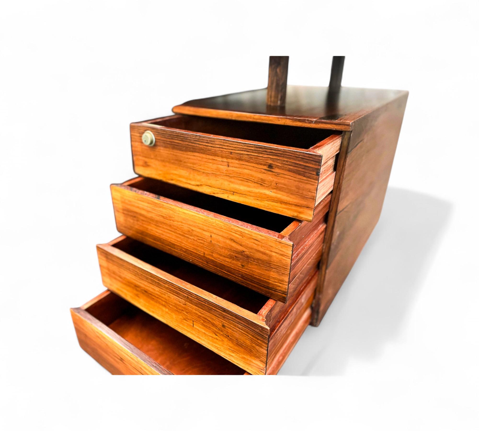 Brasiliano Scrivania moderna brasiliana con otto cassetti in legno duro di Ava, 1960, Brasile in vendita