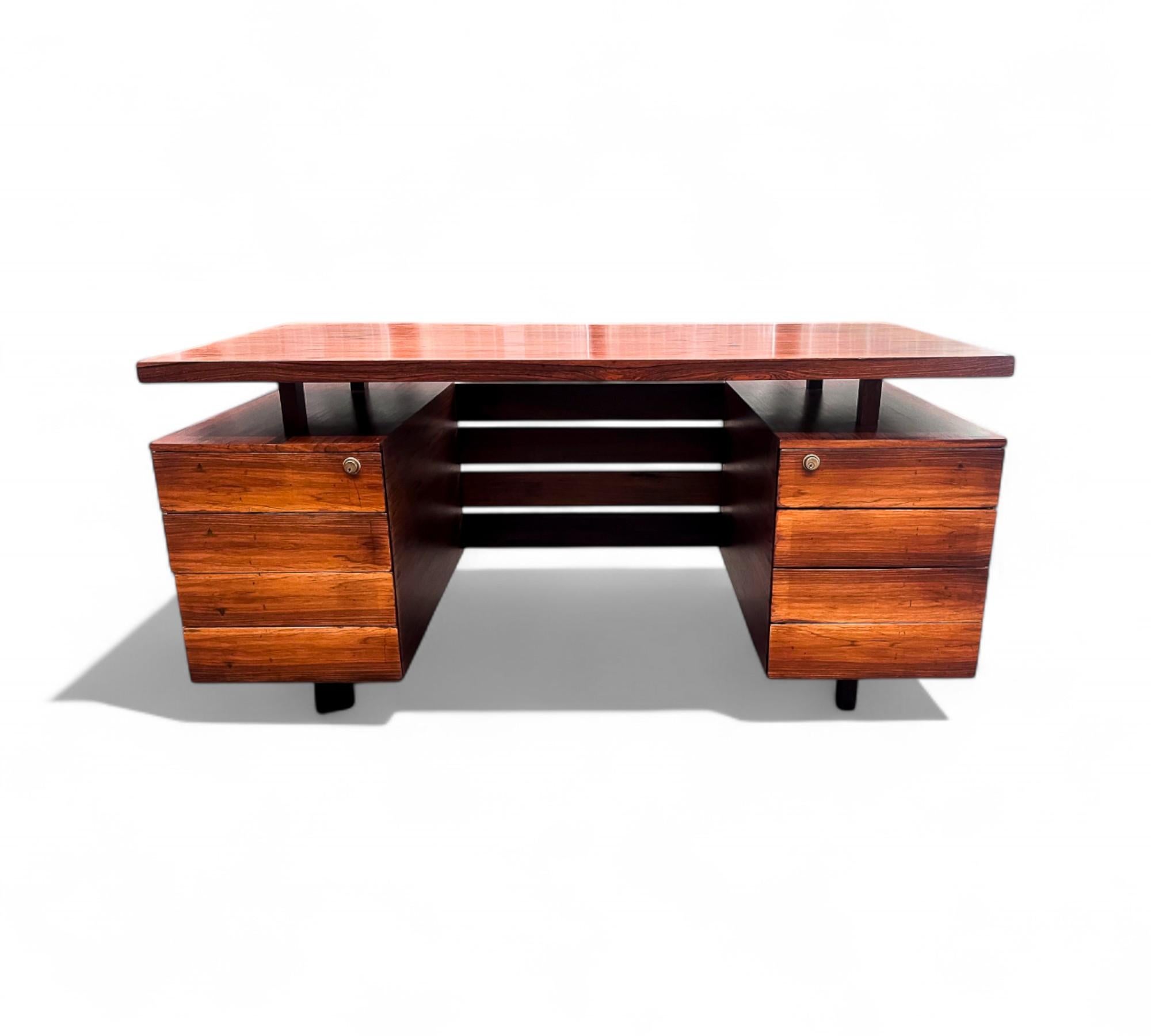 Intagliato a mano Scrivania moderna brasiliana con otto cassetti in legno duro di Ava, 1960, Brasile in vendita