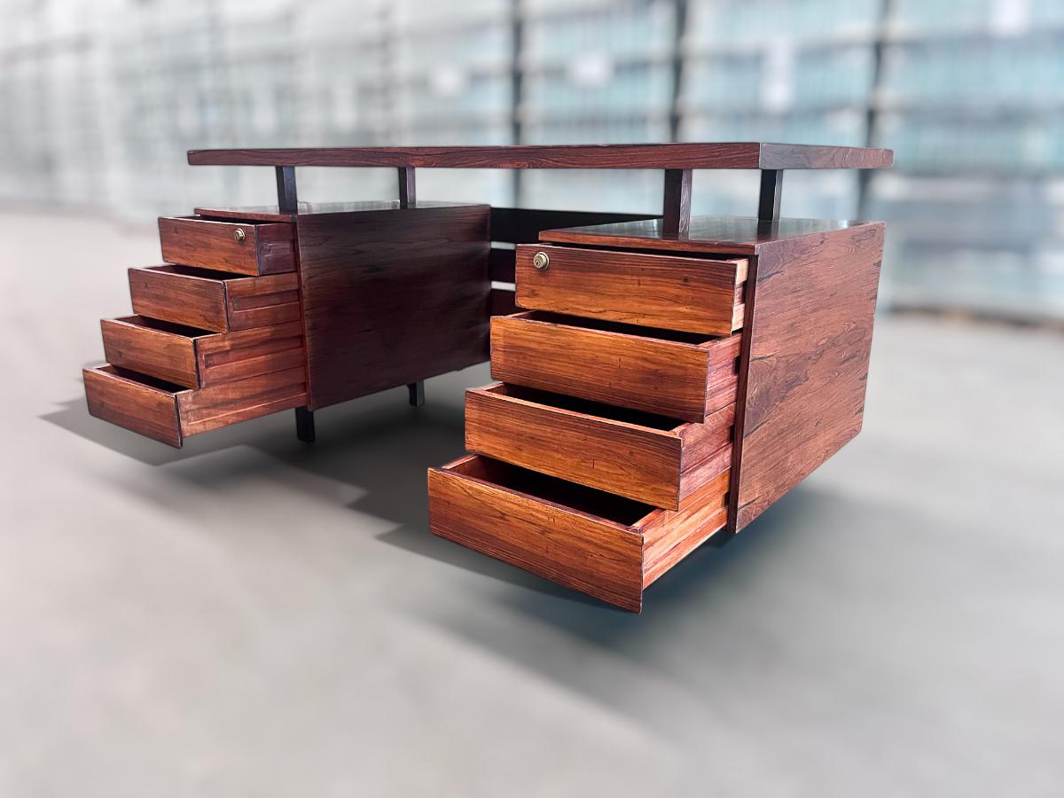 Escritorio moderno brasileño con ocho cajones en madera dura de Ava, años 60, Brasil en Bueno estado para la venta en New York, NY