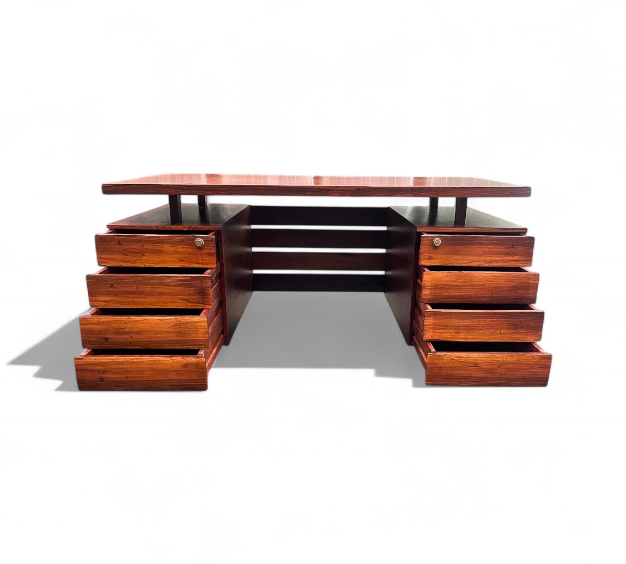 Scrivania moderna brasiliana con otto cassetti in legno duro di Ava, 1960, Brasile In condizioni buone in vendita a New York, NY