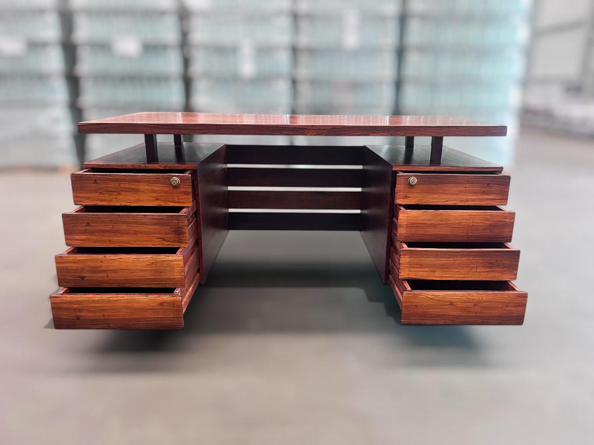 Escritorio moderno brasileño con ocho cajones en madera dura de Ava, años 60, Brasil siglo XX en venta