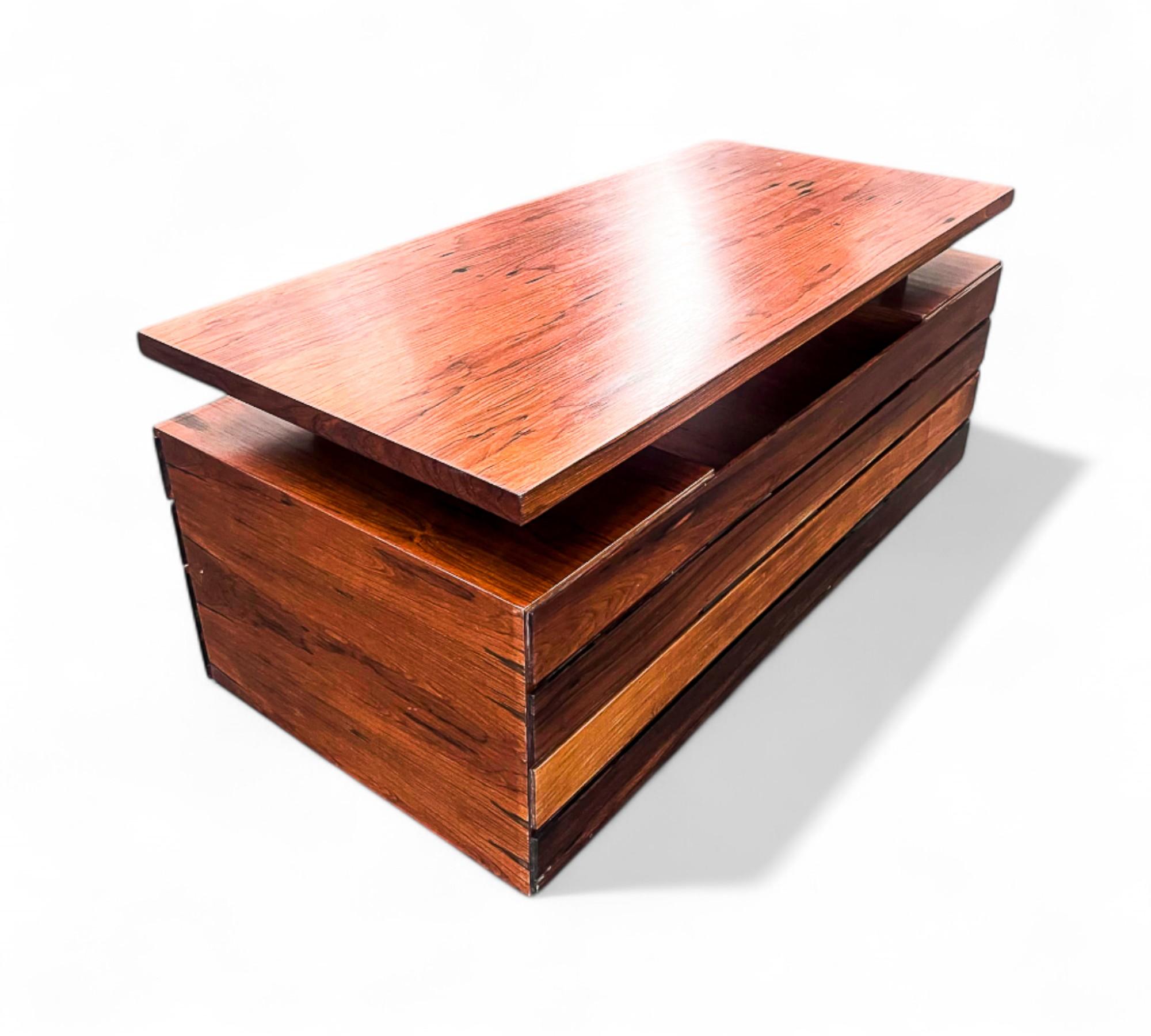 XX secolo Scrivania moderna brasiliana con otto cassetti in legno duro di Ava, 1960, Brasile in vendita