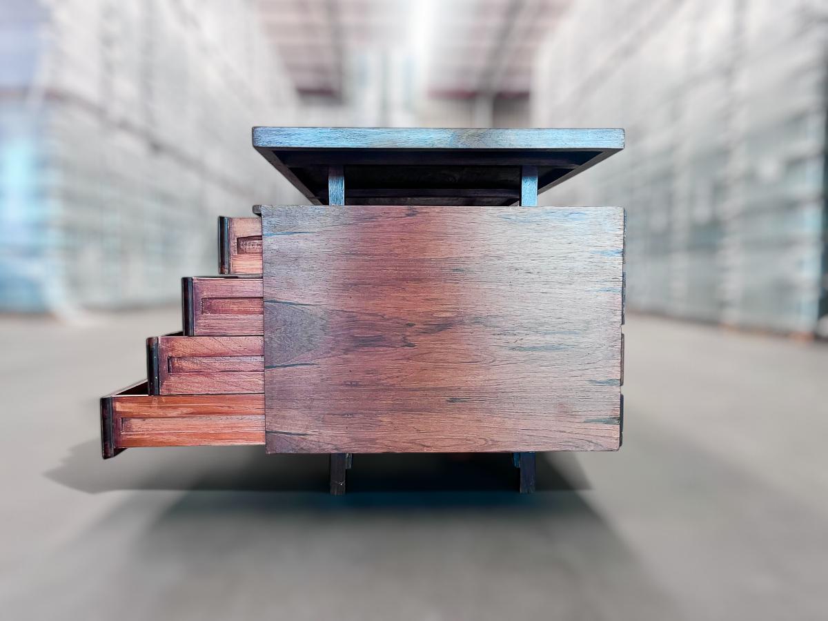 Escritorio moderno brasileño con ocho cajones en madera dura de Ava, años 60, Brasil Madera dura en venta