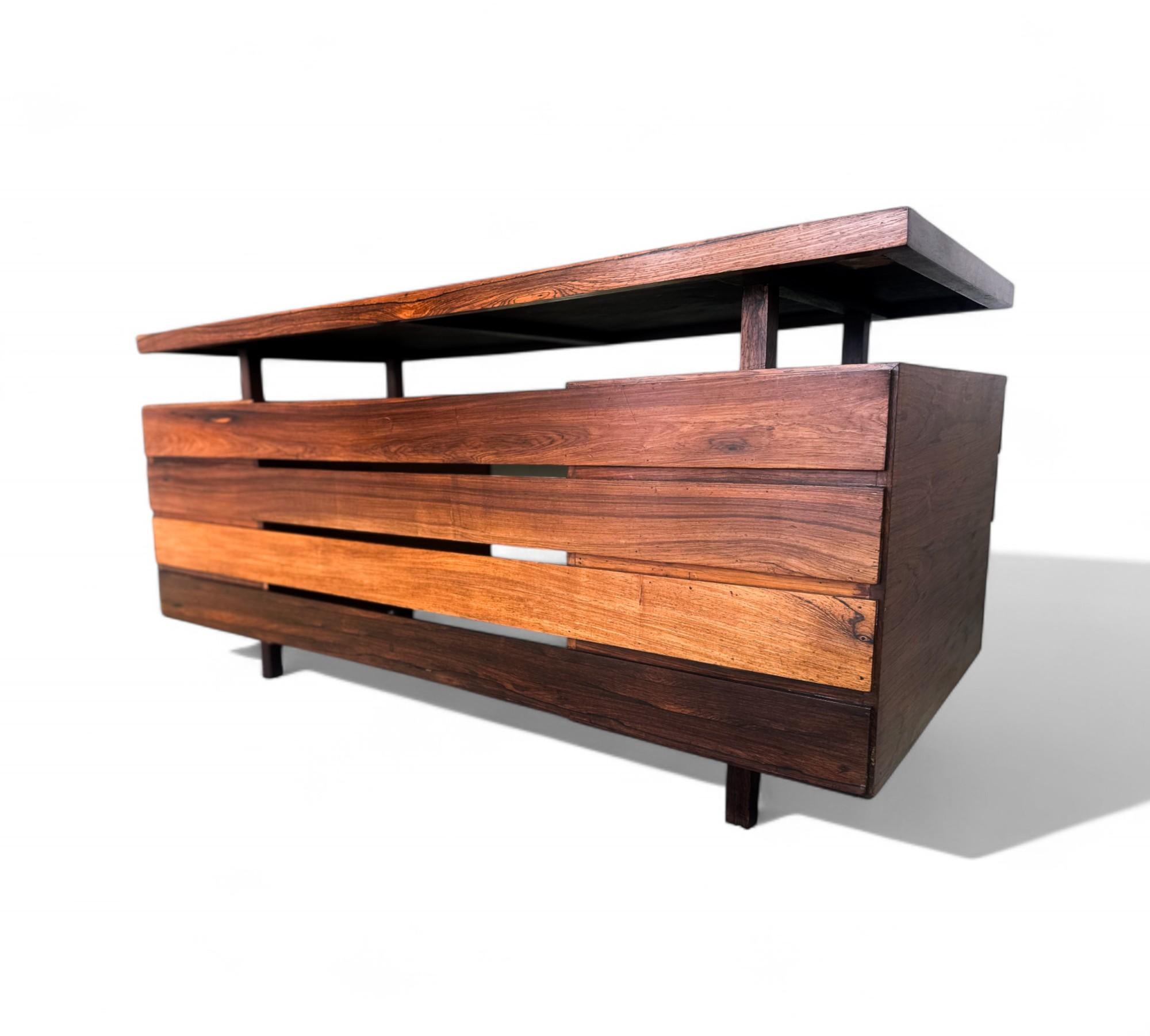 Legno massiccio Scrivania moderna brasiliana con otto cassetti in legno duro di Ava, 1960, Brasile in vendita