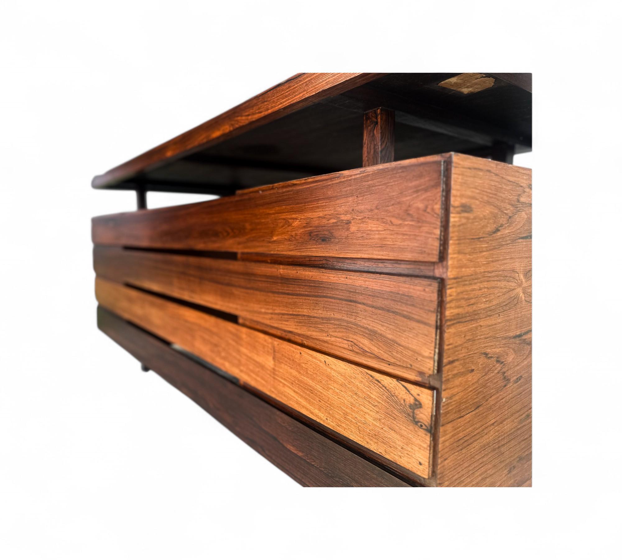 Scrivania moderna brasiliana con otto cassetti in legno duro di Ava, 1960, Brasile in vendita 1