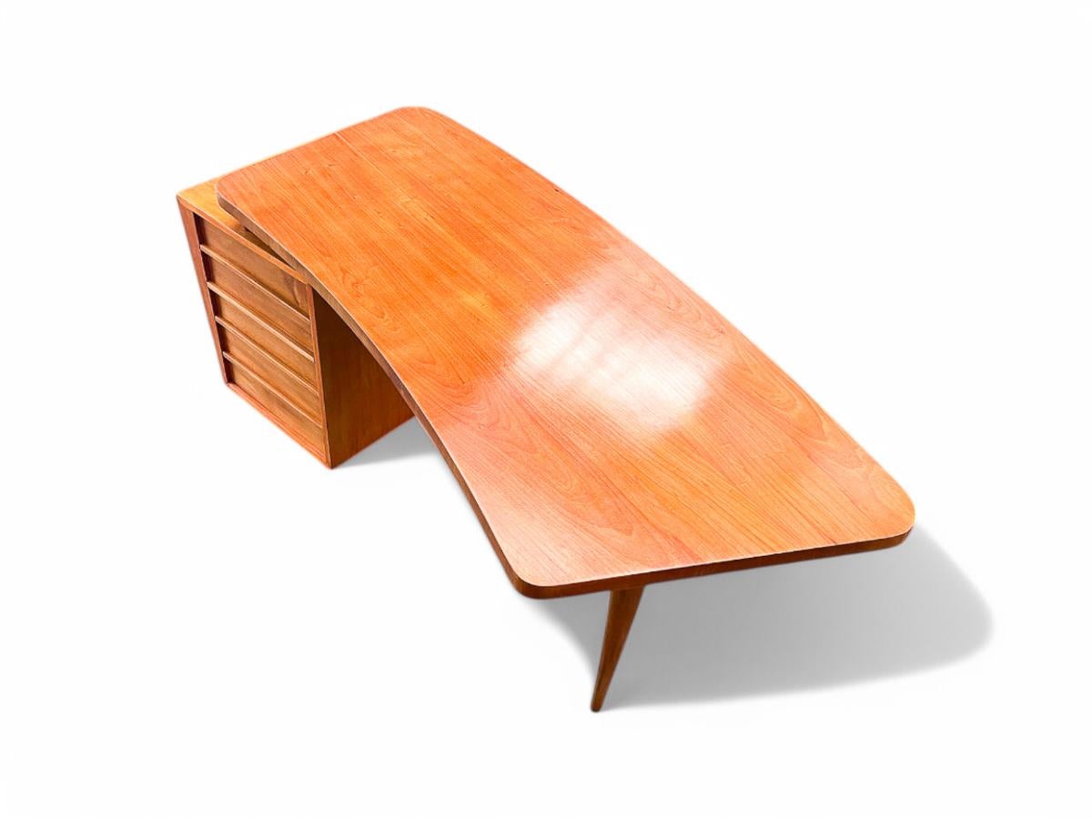 Bureau moderne brésilien de forme organique en bois dur, Joaquim Tenreiro, années 1950 en vente 5