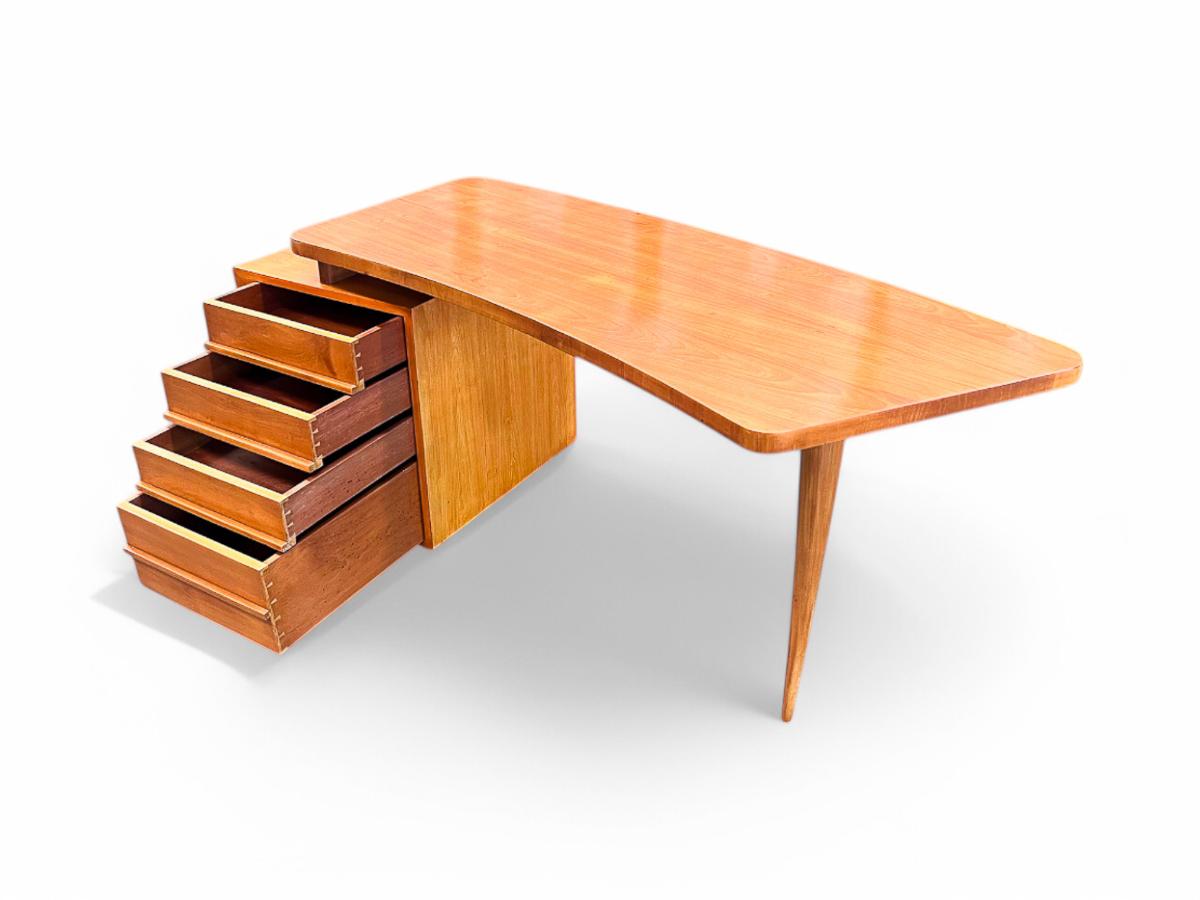 Brésilien Bureau moderne brésilien de forme organique en bois dur, Joaquim Tenreiro, années 1950 en vente