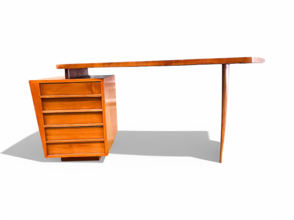 20ième siècle Bureau moderne brésilien de forme organique en bois dur, Joaquim Tenreiro, années 1950 en vente