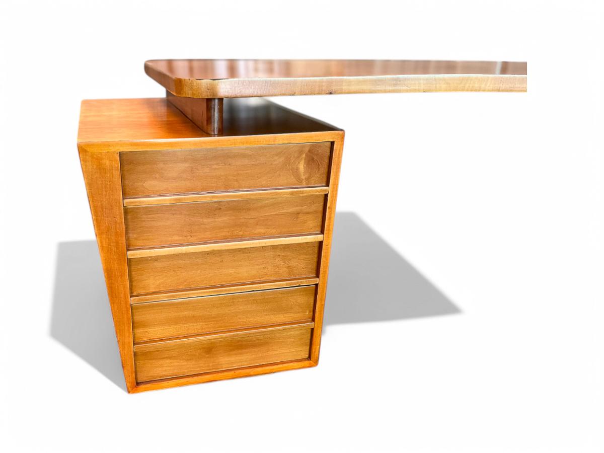 Bois Bureau moderne brésilien de forme organique en bois dur, Joaquim Tenreiro, années 1950 en vente