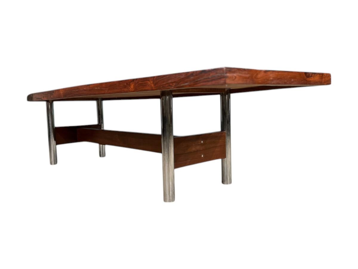 Moderner brasilianischer Esstisch aus Hartholz und verchromten Beinen, Sergio Rodrigues, 1966 (Moderne der Mitte des Jahrhunderts) im Angebot