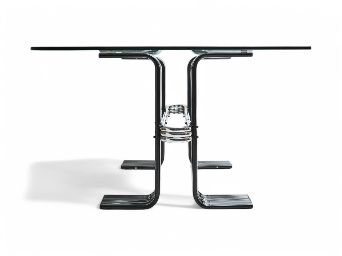 Questo tavolo da pranzo moderno di metà secolo, progettato da Forma Brazil negli anni '70, è disponibile oggi. Verniciato in ferro nero, con accenti in metallo cromato e un piano in vetro da 10 mm, è a dir poco spettacolare.

Il tavolo monumentale