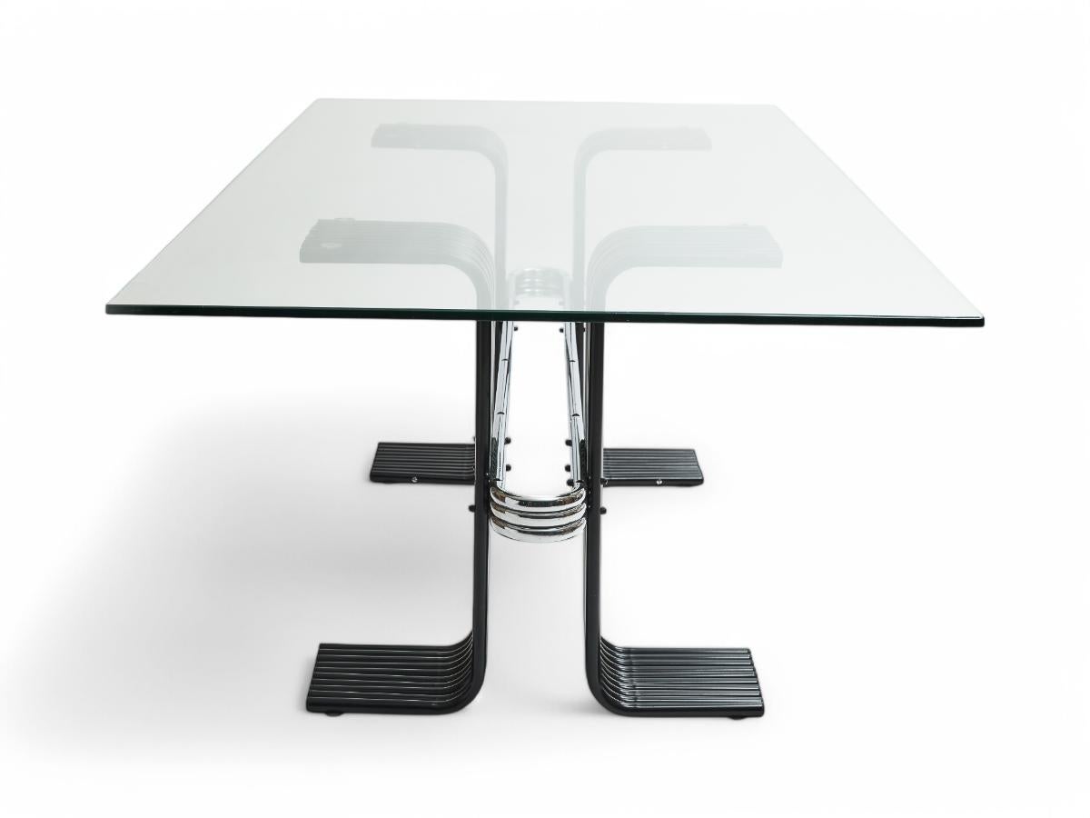 Mid-Century moderno Tavolo da pranzo moderno brasiliano in ferro verniciato nero, cromo e vetro, Forma, 1970 in vendita