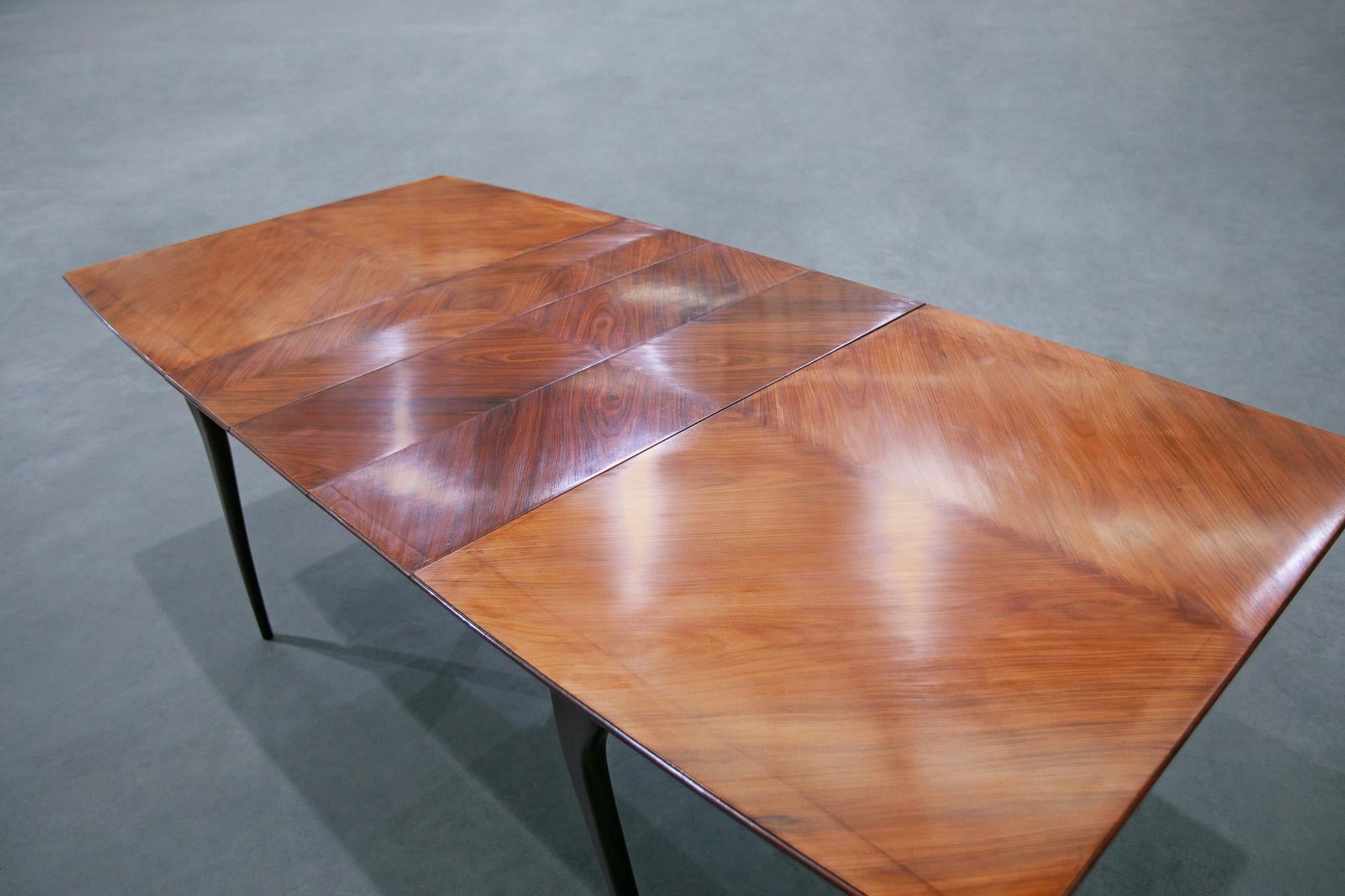 Disponible dès aujourd'hui, cette table de salle à manger moderne brésilienne en bois dur Caviuna est un meuble magnifique !

Cette table a été fabriquée au Brésil en bois dur Caviana. Elle présente de nombreuses caractéristiques de ce à quoi