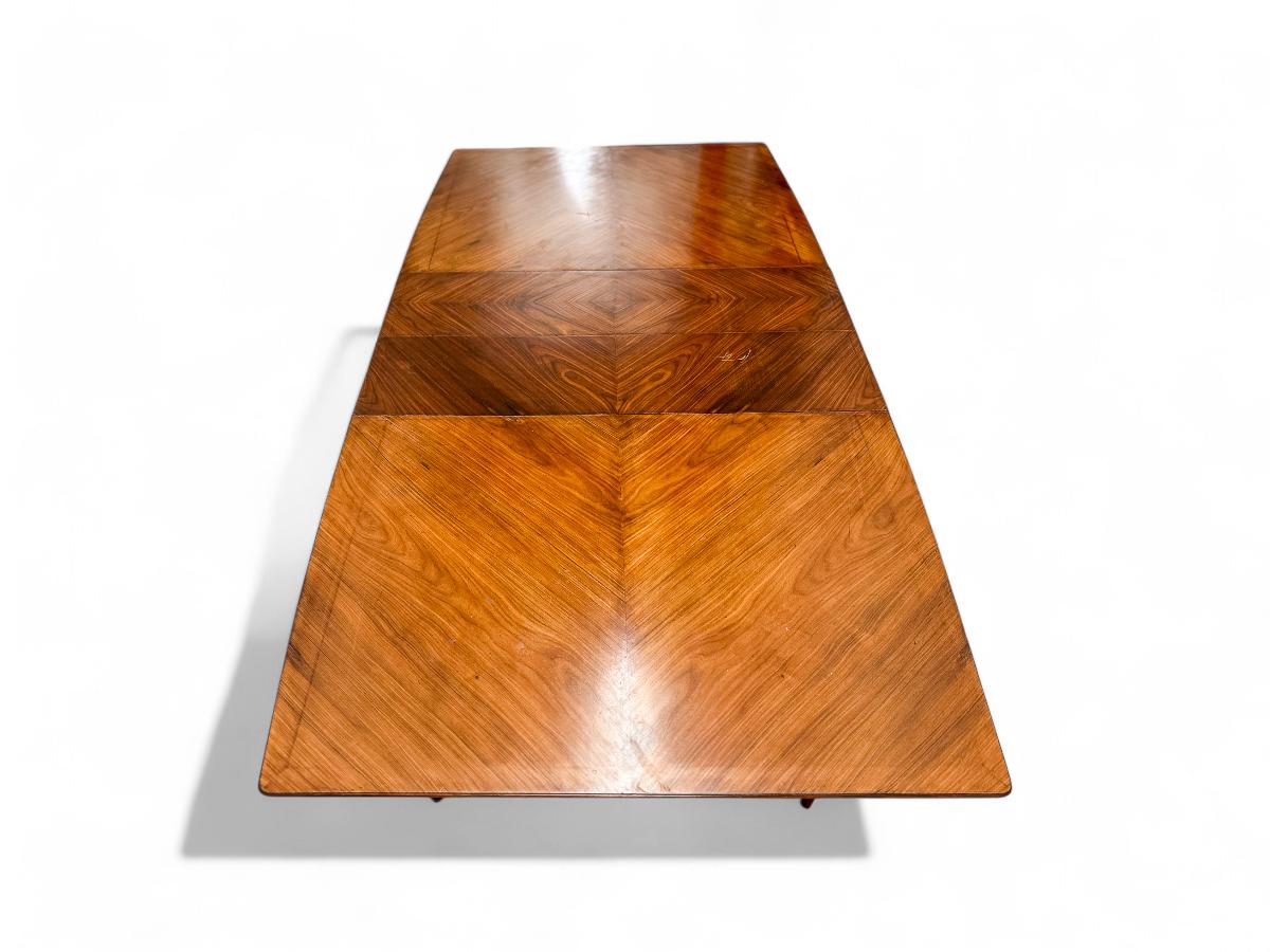 Disponibile da oggi, questo tavolo da pranzo moderno brasiliano realizzato con legno duro Caviuna è un bellissimo pezzo d'arredamento!

Questo tavolo è stato prodotto in Brasile ed è realizzato in legno duro Caviana. Presenta molte caratteristiche